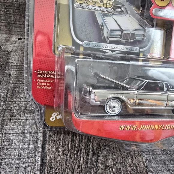 Johnny Lightning Classic Gold R40 1969 Lincoln Continental Diecast Metal Toy - Picture 7 of 9